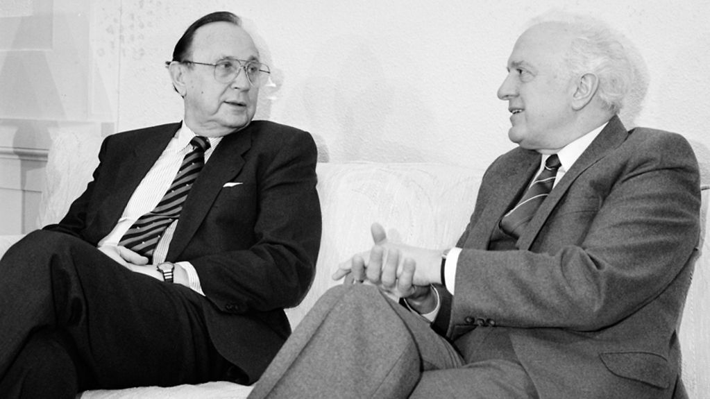 Bundesaußenminister Hans-Dietrich Genscher im Gespräch mit dem sowjetischen Außenminister Eduard Schewardnadse am 13.02.1990.