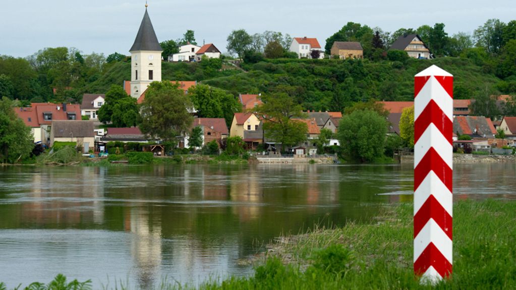 Blick vom polnischen Ufer der Oder unweit der Grenzstadt Slubice über den Fluss auf den Ort Lebus im Land Brandenburg.