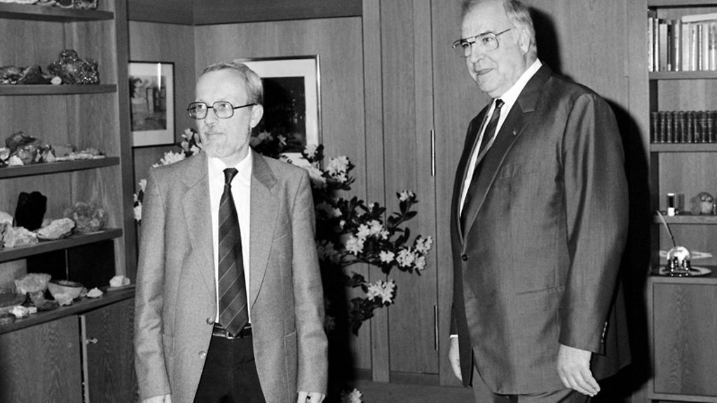 Bundeskanzler Helmut Kohl empfängt DDR-Ministerpräsident Lothar de Maizière im Bundeskanzleramt zu einem Gespräch.