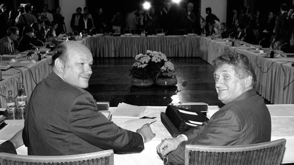 Der Regierende Bürgermeister von Berlin, Walter Momper und der Ostberliner Oberbürgermeister Tino Schwierzina am 12. Juni 1990 im Roten Rathauses in Ostberlin während der ersten gemeinsamen Sitzung von Magistrat und Senat.
