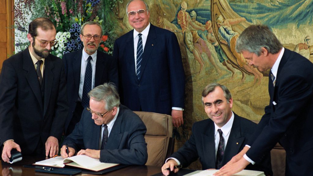 Theo Waigel, Bundesminister der Finanzen und Walter Romberg, Finanzminister der DDR, unterzeichnen den Vertrag über die Schaffung einer Währungs-, Wirtschafts- und Sozialunion.
