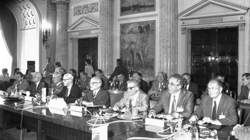 Der Politische Beratende Ausschuss der Teilnehmerstaaten des Warschauer Vertrages über Freundschaft, Zusammenarbeit und gegenseitigen Beistand ist zu seiner zweitägigen Tagung in Bukarest zusammengetreten.