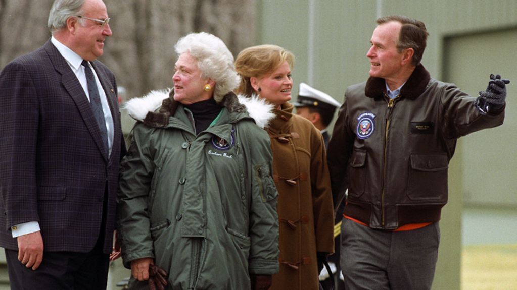 Bundeskanzler Helmut Kohl und seine Frau Hannelore werden vom US-amerikanischen Präsidenten George Bush und dessen Frau Barbara in Camp David begrüßt.