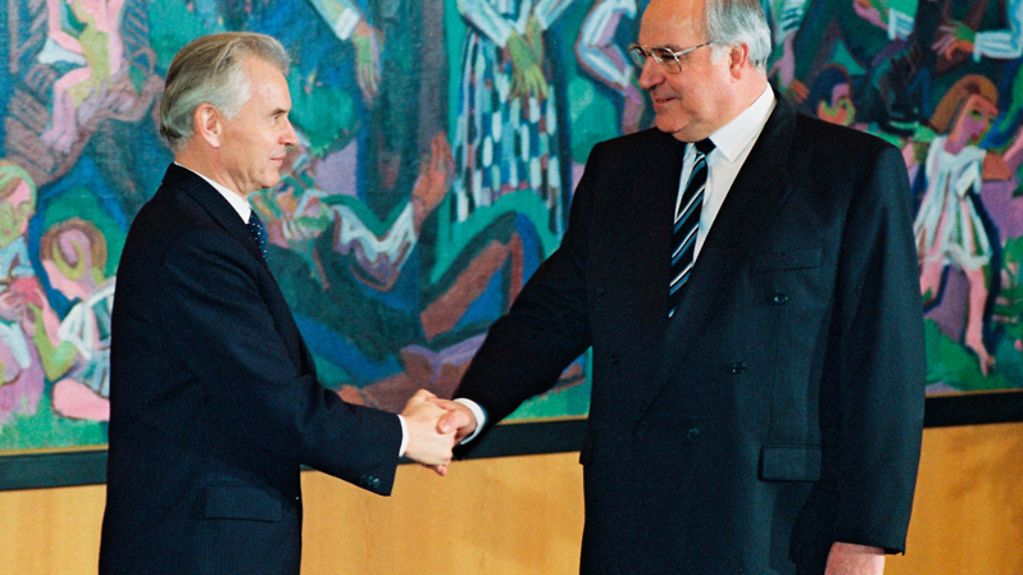 Bundeskanzler Helmut Kohl begrüßt DDR-Ministerpräsident Hans Modrow im Bundeskanzleramt.