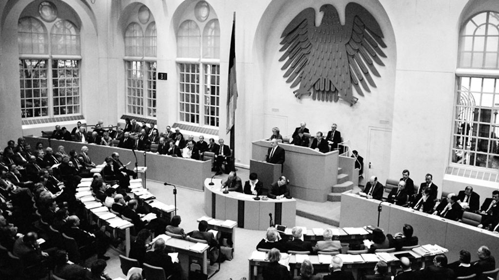 Bundeskanzler Helmut Kohl gab vor dem Bundestag eine Erklärung über seine Gespräche mit DDR-Ministerpräsident Modrow und dem sowjetischen Generalsekretär Gorbatschow ab.