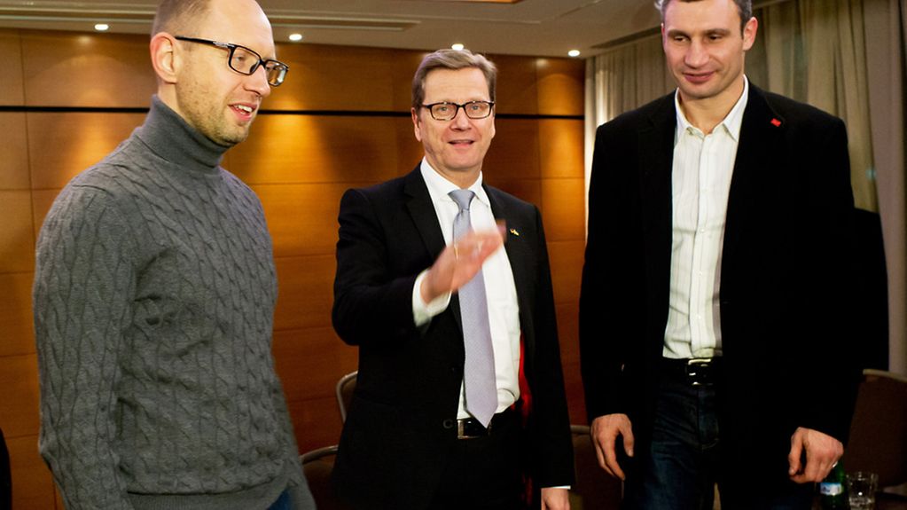Im Gespräch: Außenminister Guido Westerwelle mit Arseni Jazenuk (l.) und Witali Klitschko (r.)