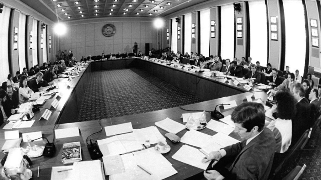 Der Zentrale Runde Tisch trat am 12.3.1990 zu seiner 16. und letzten Sitzung zusammen.