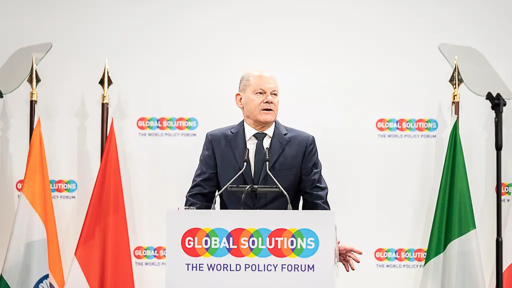 Auf dem Bild zu sehen ist Bundeskanzler Olaf Scholz bei dem Global Solutions Summit in Berlin. 