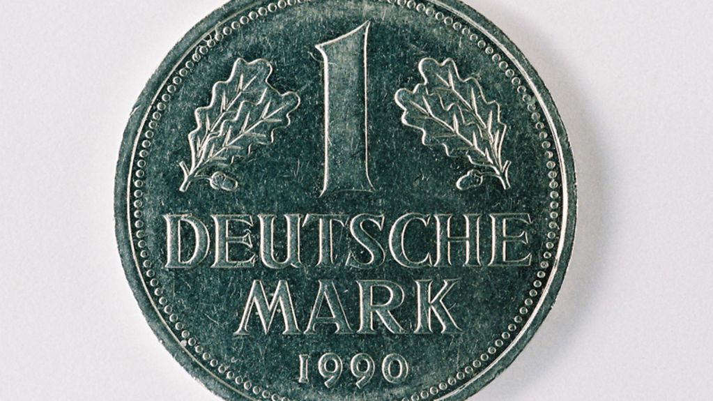 Münze einer Deutschen Mark aus dem Jahr 1990.
