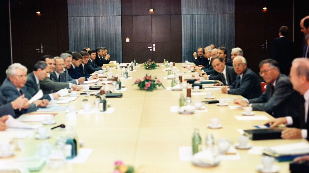 Gesprächsrunde zum 2. Staatsvertrag im Gebäude des Ministerrates (u.a. mit Wolfgang Schäuble, Bundesminister des Innern; Lothar de Maiziere, Ministerpräsident der DDR und Günther Krause).