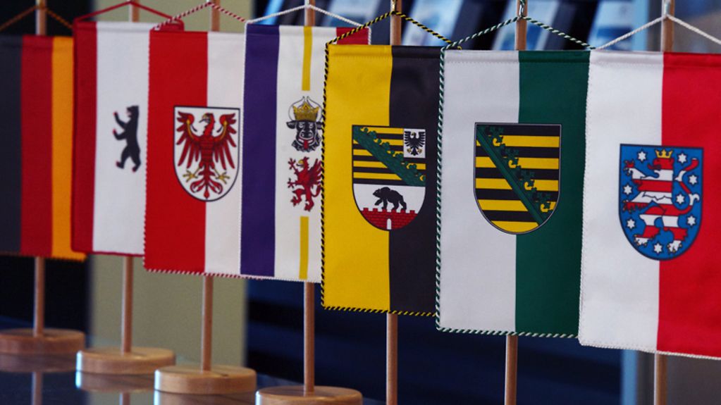 Die Landesfahnen der ostdeutschen Bundesländer