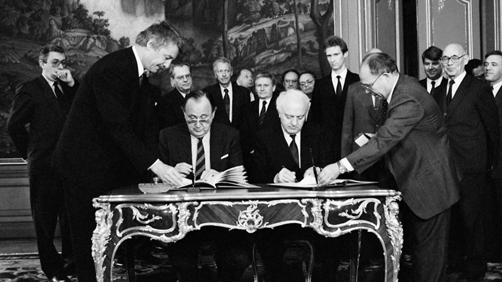 Bundesaußenminister Hans-Dietrich Genscher und der sowjetische Außenminister Eduard Schewardnadse unterzeichnen den 'Vertrag über gute Nachbarschaft, Partnerschaft und Zusammenarbeit zwischen der Bundesrepublik Deutschland und der UdSSR'.