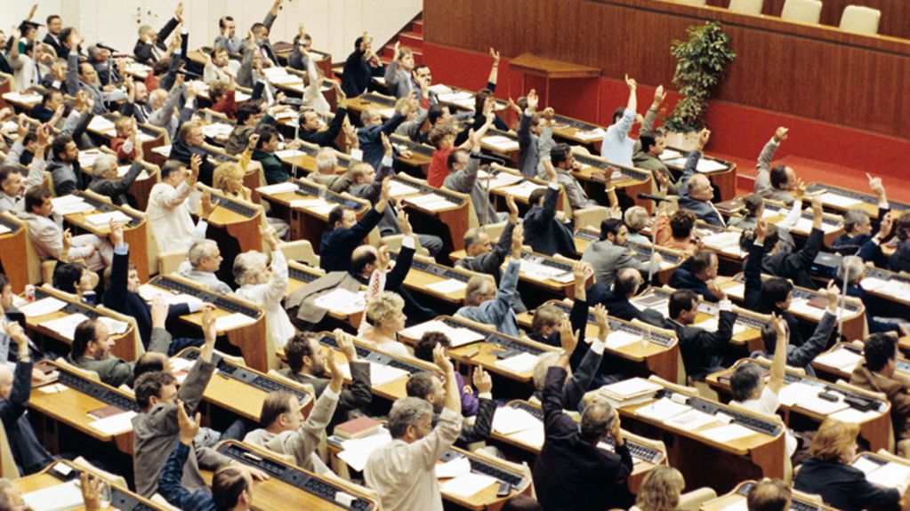 Die Abgeordneten der Volkskammer stimmen am 23.08.1990 mit Handzeichen für den Beschluss zum Beitritt der DDR zur BRD.