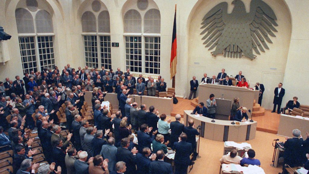 Nach Bekanntgabe des Abstimmungsergebnisses erheben sich die Abgeordneten des Deutschen Bundestages von ihren Sitzen und applaudieren.