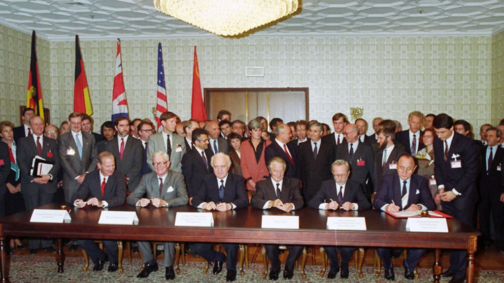 Außenminister Hans-Dietrich Genscher, DDR-Ministerpräsident Lothar de Maizière, Roland Dumas, Eduard Schewardnadse, Douglas Hurd und James Baker unterzeichnen den 'Vertrag über die abschließende Regelung in Bezug auf Deutschland'.