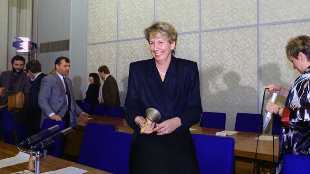 Volkskammerpräsidentin Sabine Bergmann-Pohl leitete am 02.10.1990, einen Tag vor der Wiedervereinigung, die letzte Sitzung der DDR-Volkskammer. Die 'Ordnungs'-Glocke wird nach der Sitzung ihr Souvenir.