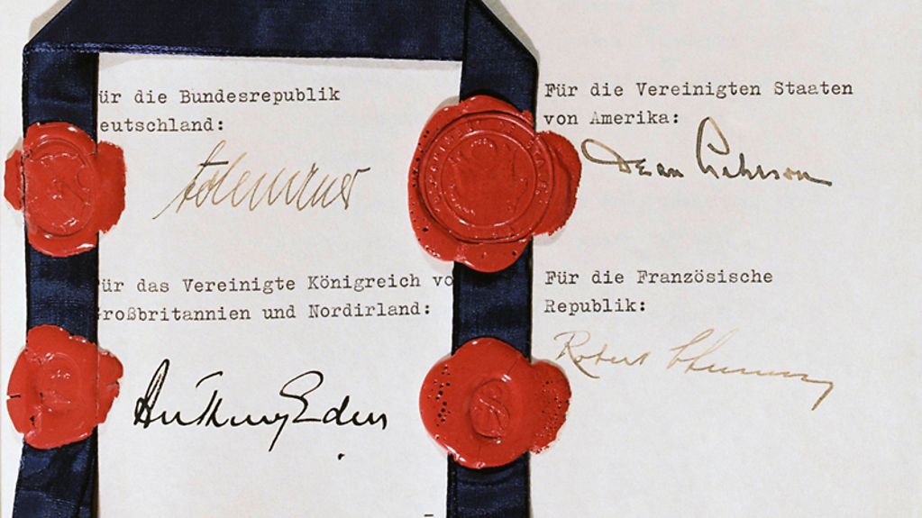Unterschriften des am 26. Mai 1952 unterzeichneten Vertrags über die Beziehungen zwischen der Bundesrepublik und den Drei Mächten (Deutschland-Vertrag).