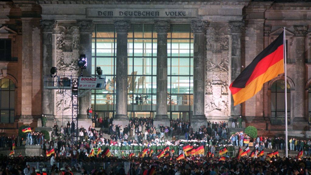 Festakt vor dem Reichstagsgebäude zur Vereinigung von DDR und Bundesrepublik. (im Vordergrund: die Deutschlandfahne)