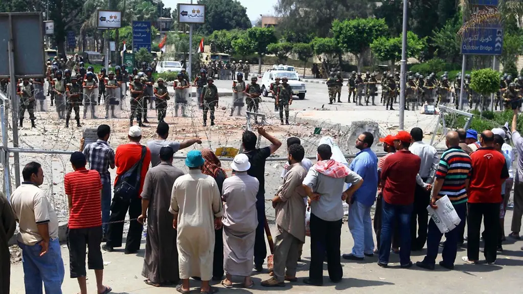 Mursi-Anhänger stehen Soldaten gegenüber.