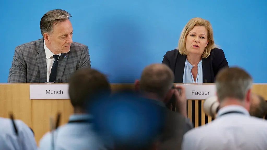 Bundesinnenministerin Nancy Faeser mit dem Präsidenten des Bundeskriminalamtes, Holger Münch.