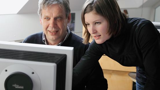 Man and young woman at a computer, photo: REGIERUNGonline/Brather