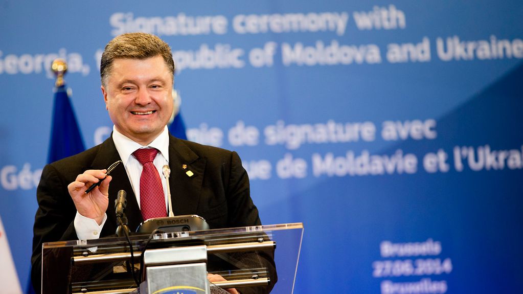Der ukrainische Präsident Petro Poroschenko hält während der Unterzeichnung von EU-Assoziierungsabkommen einen Stift.