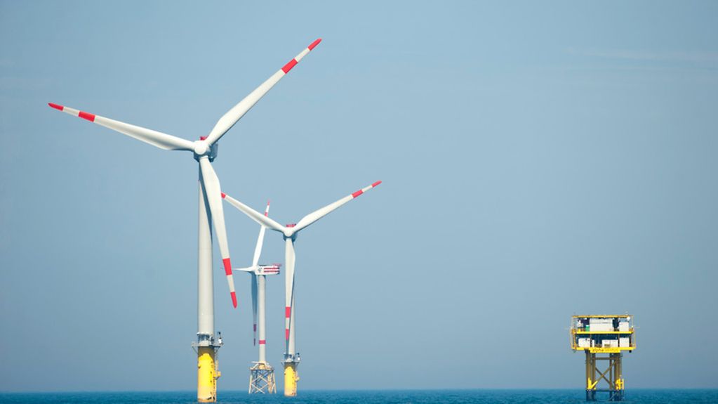 Offshore Windpark, Windräder im Meer.