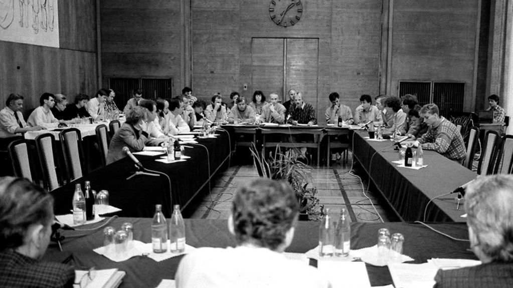 Mitglieder der oppositionellen 'Gruppe der 20' finden sich am 30.10.1989 im Rathaus von Dresden zum dritten Rathausgespräch mit Dresdens Oberbürgermeister Wolfgang Berghofer (vorn) ein.