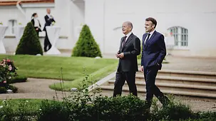 Spaziergang Bundeskanzler Olaf Scholz mit Emmanuel Macron, Frankreichs Präsident, in Meseberg.