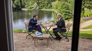 Bundeskanzler Olaf Scholz mit Emmanuel Macron, Frankreichs Präsident, in Meseberg.