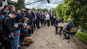 Bundeskanzler Olaf Scholz mit Emmanuel Macron, Frankreichs Präsident, in Meseberg.