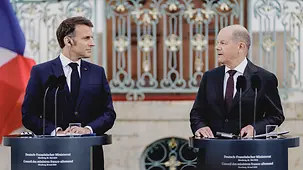 Bundeskanzler Olaf Scholz mit Emmanuel Macron, Frankreichs Präsident, bei Pressekonferenz.