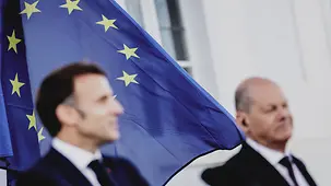 Bundeskanzler Olaf Scholz mit Emmanuel Macron, Frankreichs Präsident, in Meseberg.
