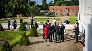 Minister unterhalten sich im Park in Meseberg