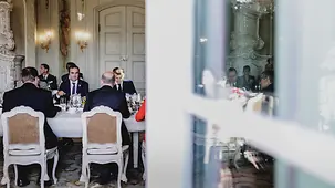 Bundeskanzler Olaf Scholz mit Emmanuel Macron, Frankreichs Präsident, in Meseberg.