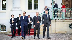 Bundeskanzler Olaf Scholz mit Emmanuel Macron, Frankreichs Präsident, in Meseberg.