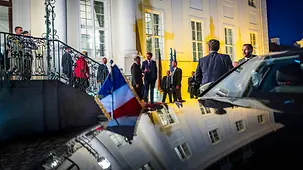 Bundeskanzler Olaf Scholz verabschiedet Emmanuel Macron, Frankreichs Präsident, in Meseberg.
