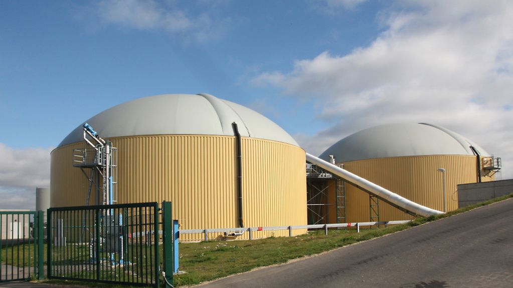 Biogasanlage an einer Straße