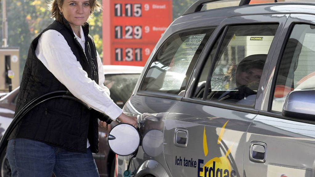 Frau betankt ein Erdgasauto