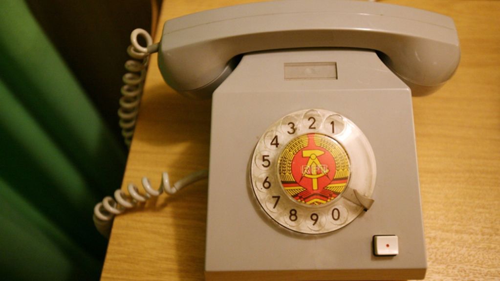 Telefon mit DDR-Emblem im alten Bunker der DDR-Staatssicherheit.