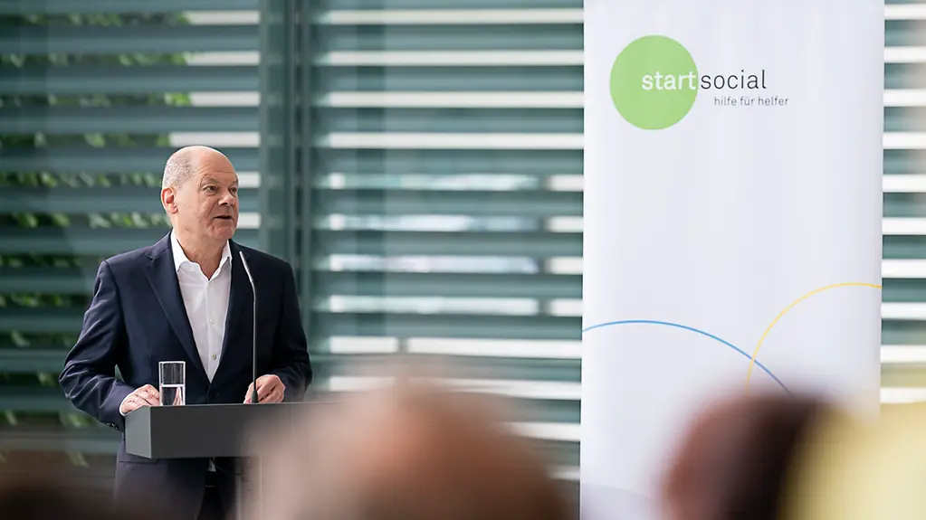 Auf dem Foto zu sehen ist Bundeskanzler Olaf Scholz bei der Verleihung des Sonderpreises vom startsocial Wettbewerb.