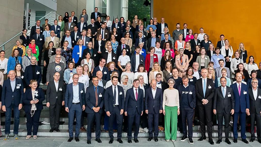 Auf dem Foto zu sehen sind alle Gäste, die im Rahmen des startsocial Wettbewerbs ins Kanzleramt eingeladen worden sind. 