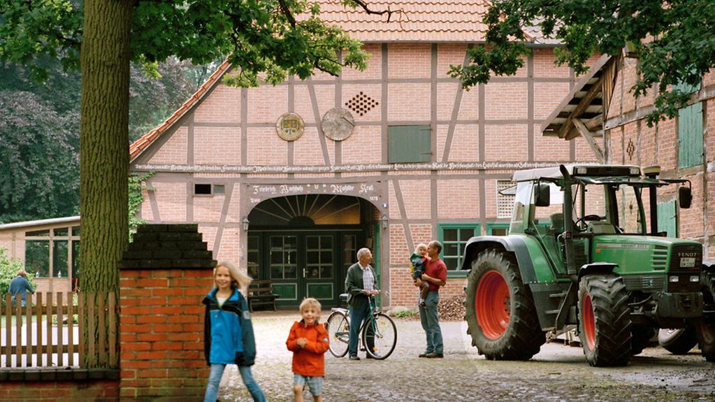 Landwirt und Familienangehörige auf einem Bauernhof in Niedersachsen.