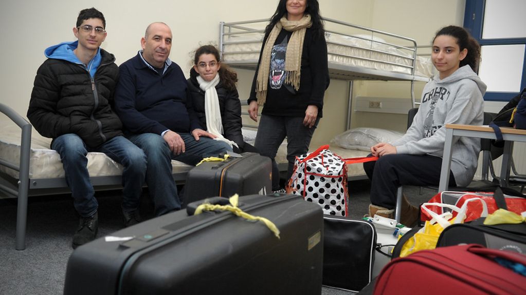 Eine Flüchtlingsfamilie aus Syrien bezieht in der Oderland Kaserne in Frankfurt/Oder ihr Zimmer.
