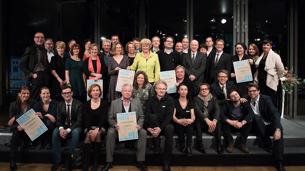 Kulturstaatsministerin Grütters mit den Preisträgern des ersten Theaterpreises.