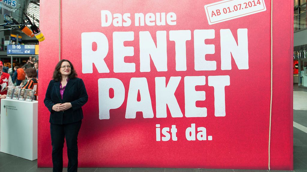 Bundesarbeitsministerin Nahles macht im Berliner Hauptbahnhof Werbung für das Rentenpaket.