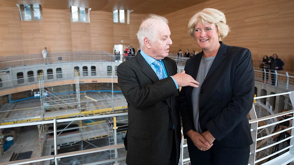 Monika Grütters, Staatsministerin für Kultur und Medien, und Daniel Barenboim besuchen die Barenboim-Said-Akademie.
