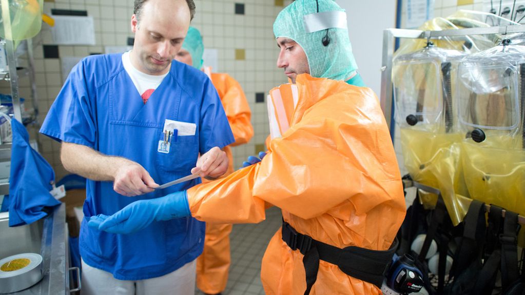 Mit Masken und Spezialanzügen schützen sich Pflegekräfte während einer Simulationsübung vor einer Ansteckung mit gefährlichen Keimen.