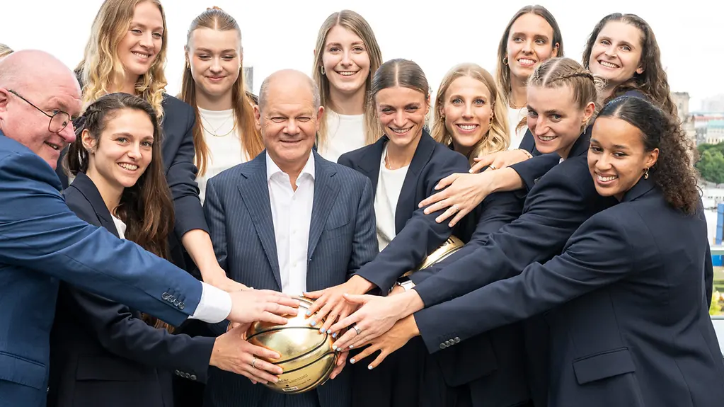 Bundeskanzler Olaf Scholz mit Basketballerinnen der Nationalmannschaft.