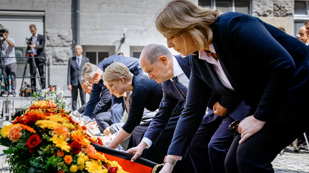 Le chancelier fédéral Olaf Scholz au Mémorial de la résistance allemande, en compagnie de Bärbel Bas, présidente du Bundestag allemand, et de Manuela Schwesig, présidente du Bundesrat